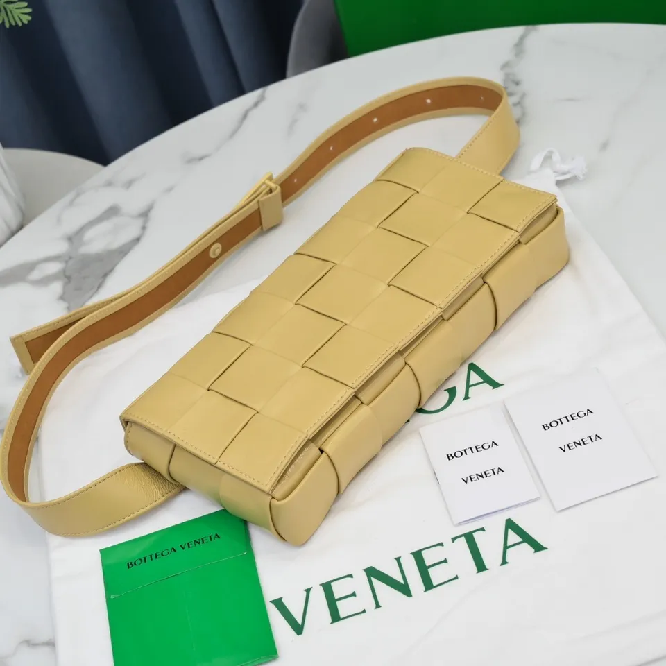 #B家 Rubik's cube woven bag has a simple triangular 🔻 design on the shoulder strap. It is officially introduced as a crossbody bag, but it can be used as a chest bag, a waist bag or in the hand. It feels great in the hand, and the shoulder strap can also be used as a belt. This design is relatively niche and not easy to hit! Men's bags are really popular these days. They are unisex and can also be used as couple's styles👩‍❤️‍💋‍👨. The shape is a classic lntrecciato woven design, with magnetic buckle, waxed calfskin + suede lining, showing classic elements, low-key without losing quality🧚🏻‍♀️ Size: 24x14x4cm 6712#